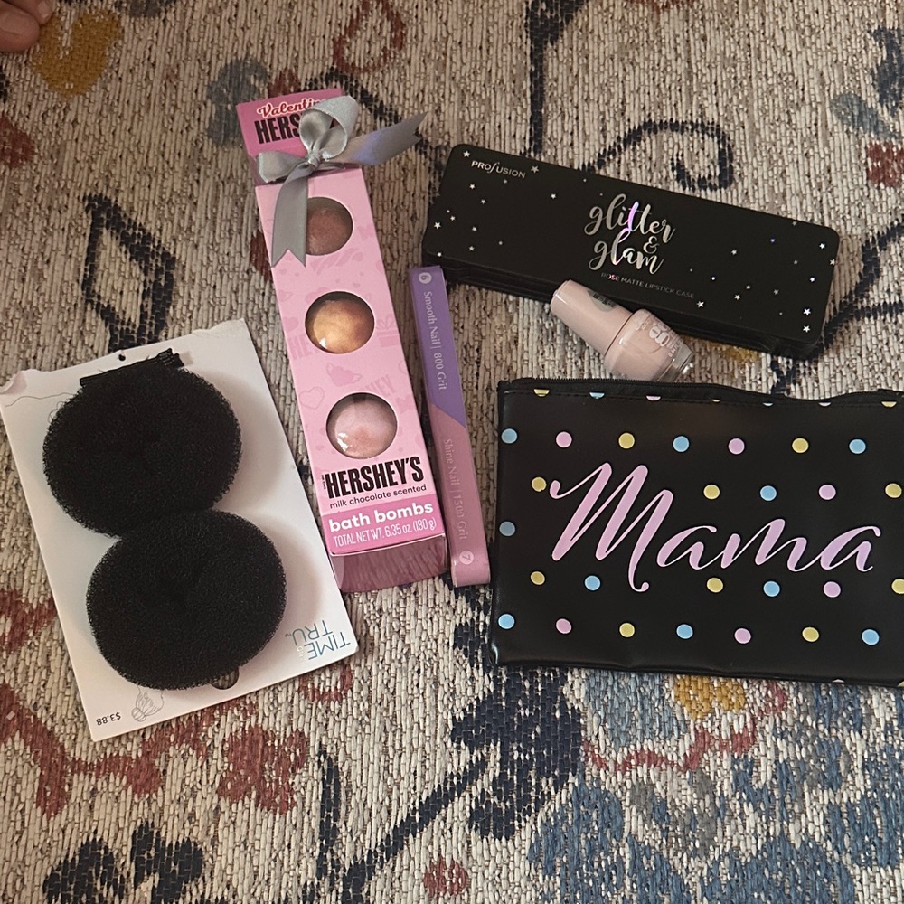 Mama Polka Dot Makeup Bag with Accessories